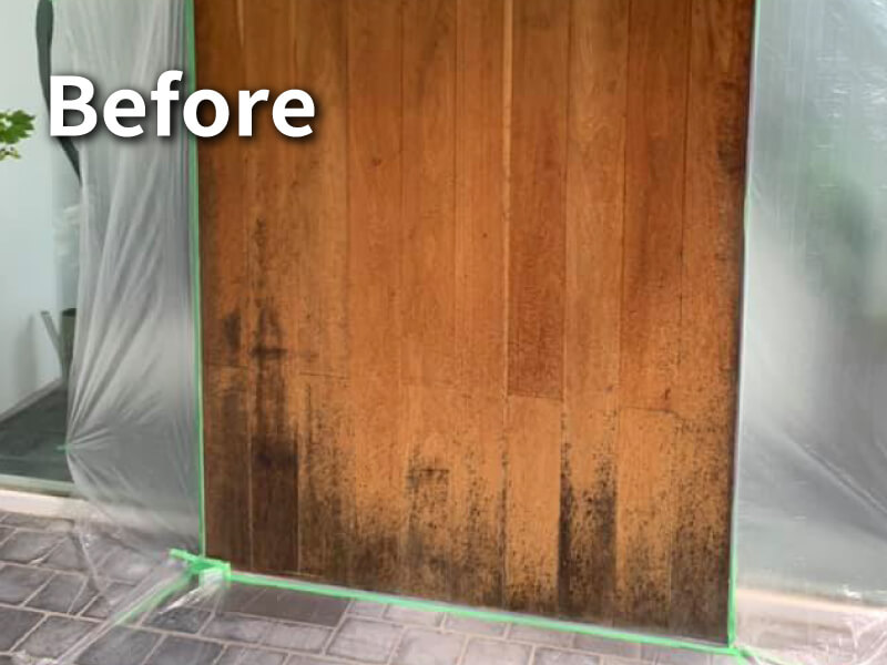 外壁修復・木製ドアのアク抜きとコーティング施工前1
